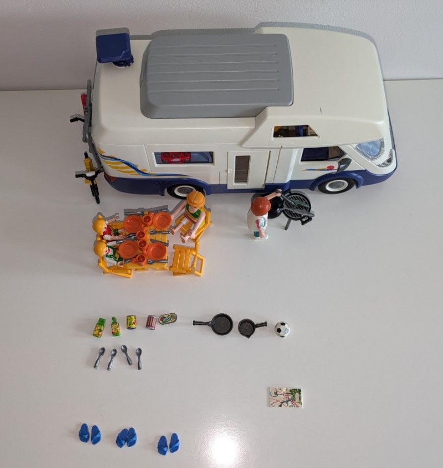 Playmobil Familien-Wohnmobil 4859 mit viel Zubehör in Overath