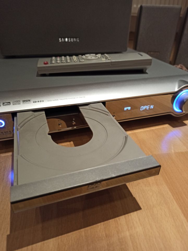 Samsung DVD Home Theater System HT-DM 150 Radio, CD - 400 Watt in Berlin