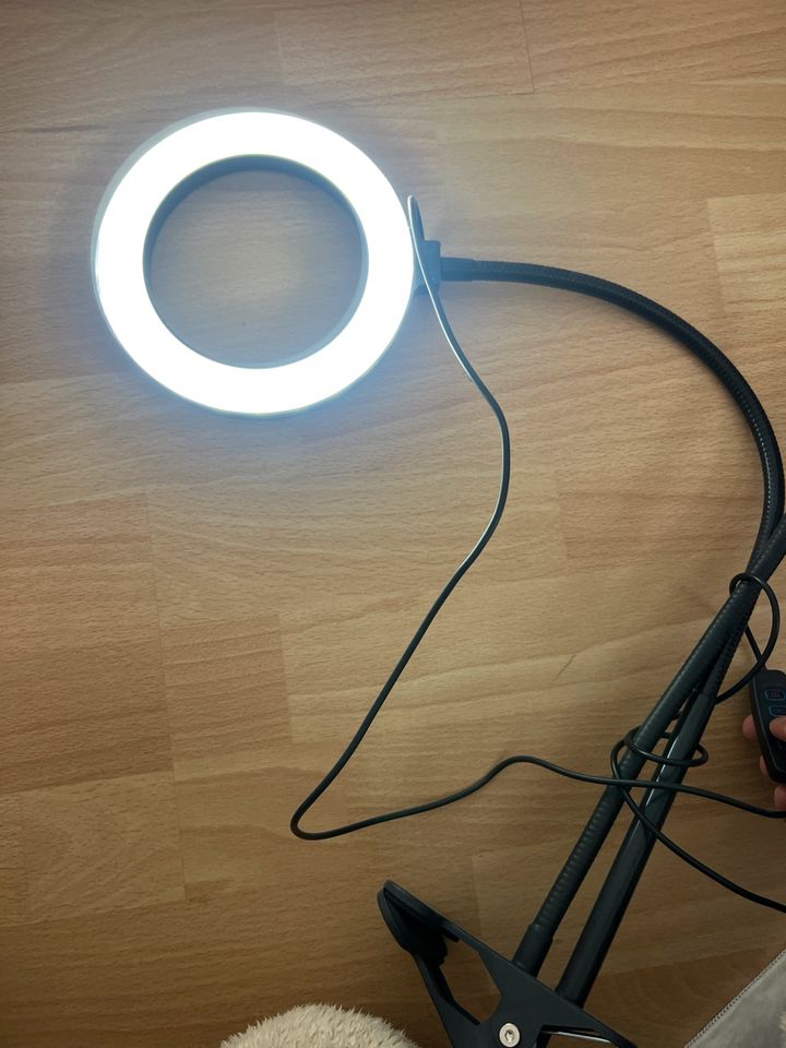 LED Lampe mit verschiedenen Helligkeiten in Aachen