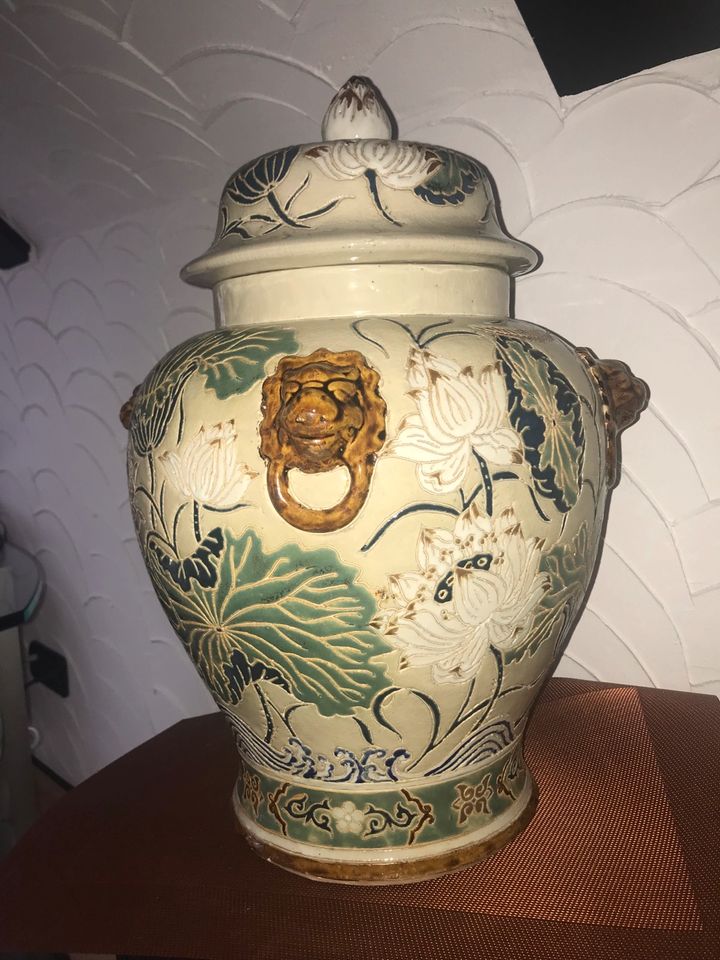 Deckel-Vase in Sankt Augustin