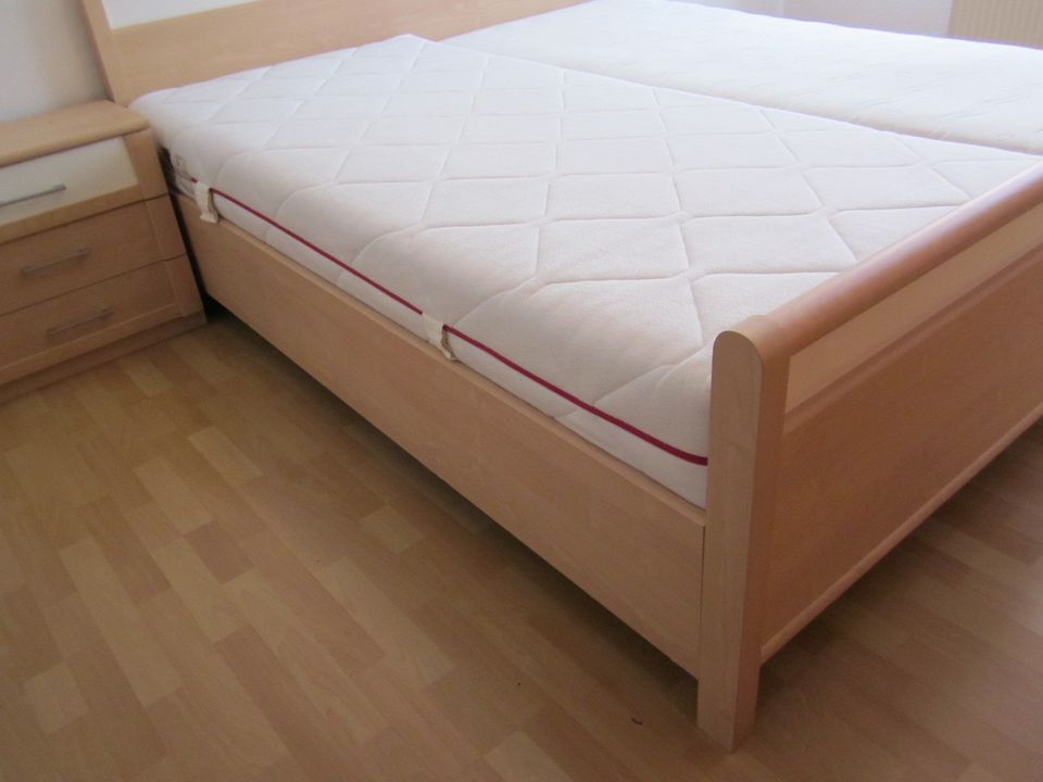 Bett Doppelbett, Neupreis Matratze 350 € !! in Essen