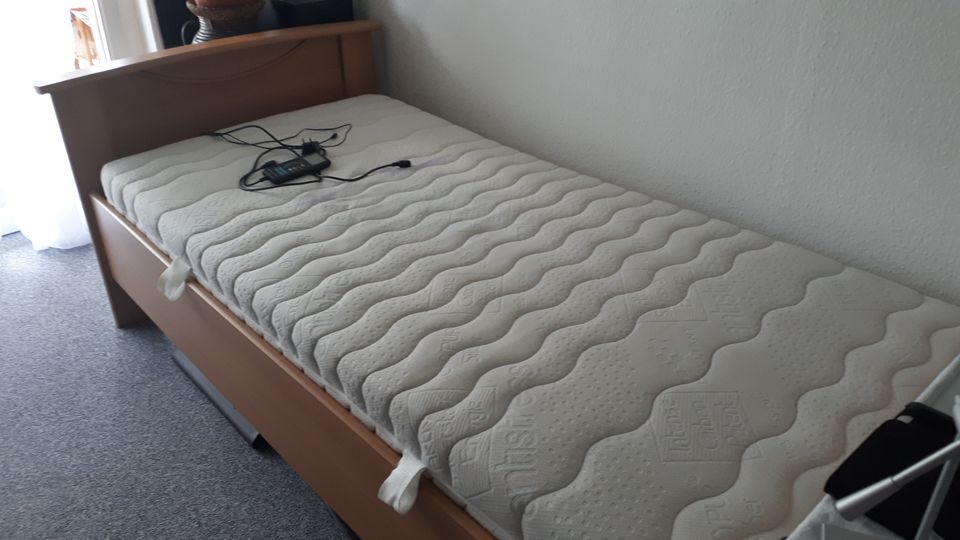 Seniorenbett mit Massagematratze per Fernbedienung TOP in Hohendodeleben