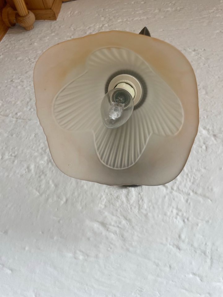 Wandlampe „Blume“ leicht creme, aus Glas in Irschenberg