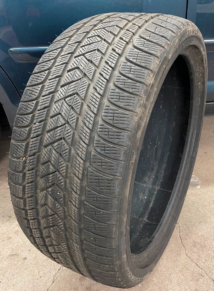 PIRELLI SCORPION WINTERREIFEN 285 35 R 22 106 V 6 MM DOT 0220 in Sundern (Sauerland)