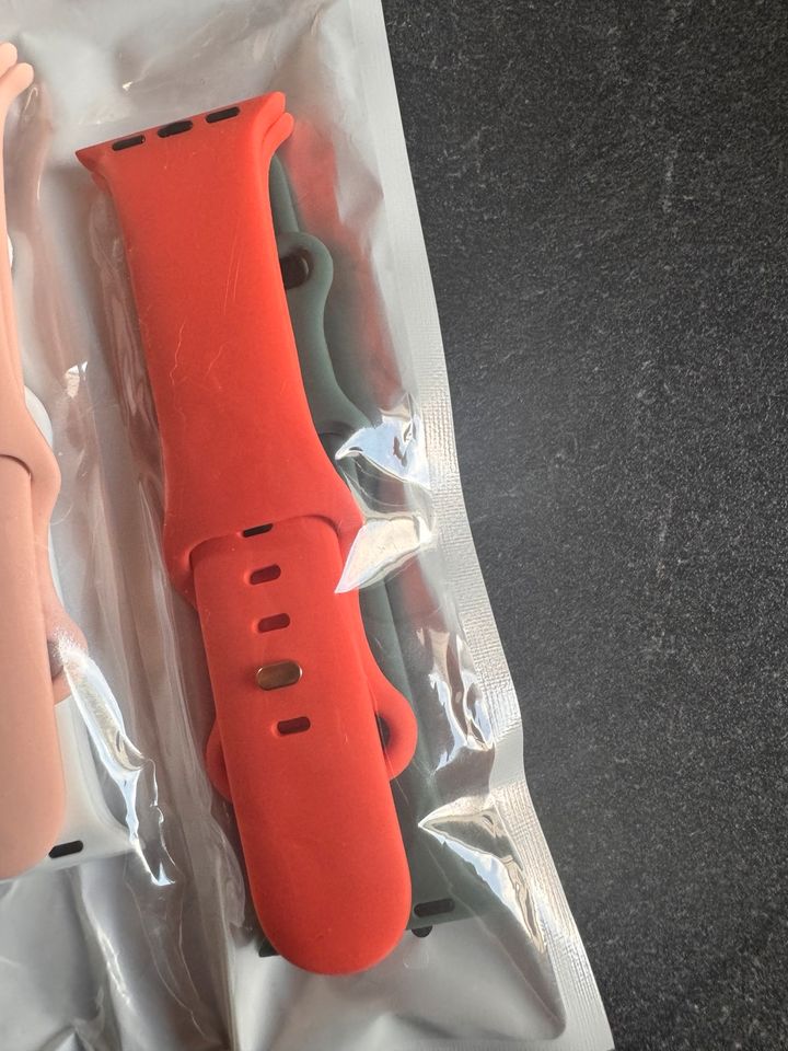 Verschiedene Apple Watch Armbänder in Nordheim