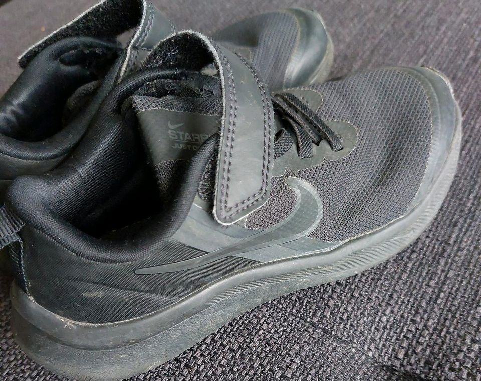 Nike Turnschuhe Gr. 29,5 schwarz in Arnstein