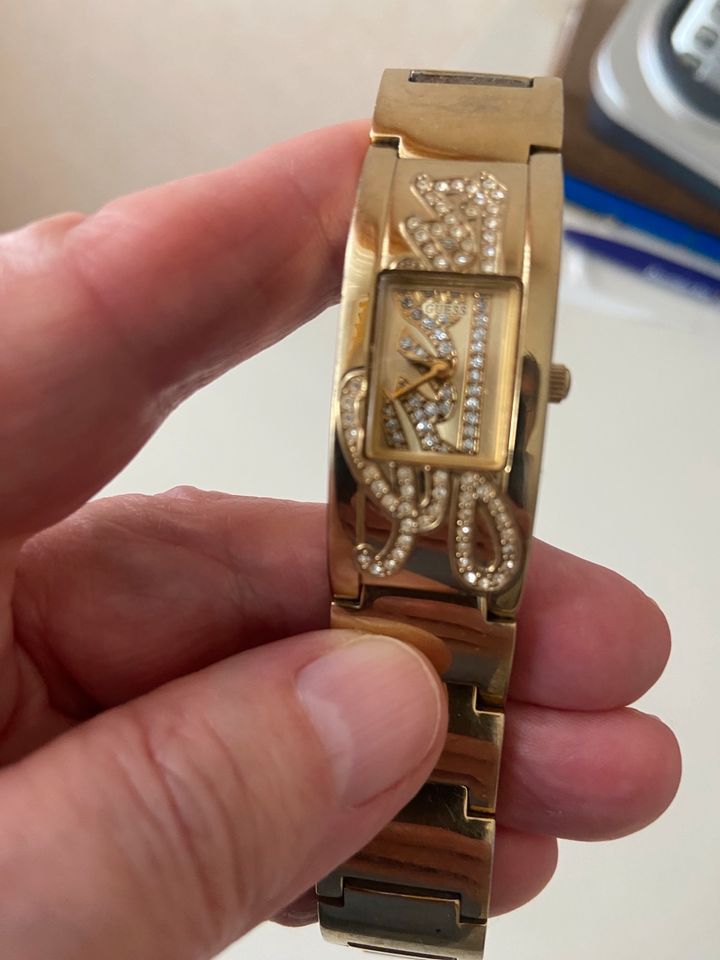 Frauen Armbanduhr von Guess Japan in Hamburg