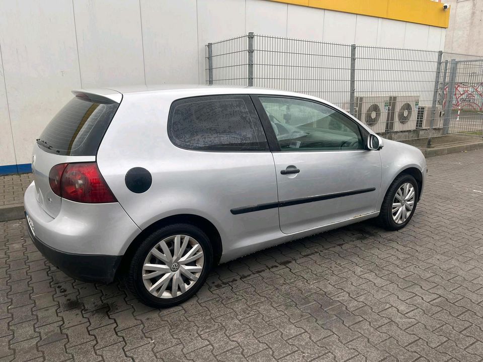 Vw Golf 5 . in Berlin