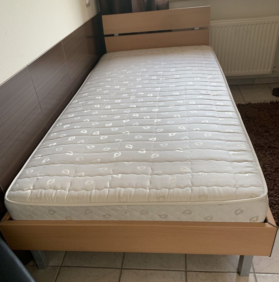 Bett 100 x 200cm mit Kopfteil, Federkern- Matratze und Lattenrost in Heimbach