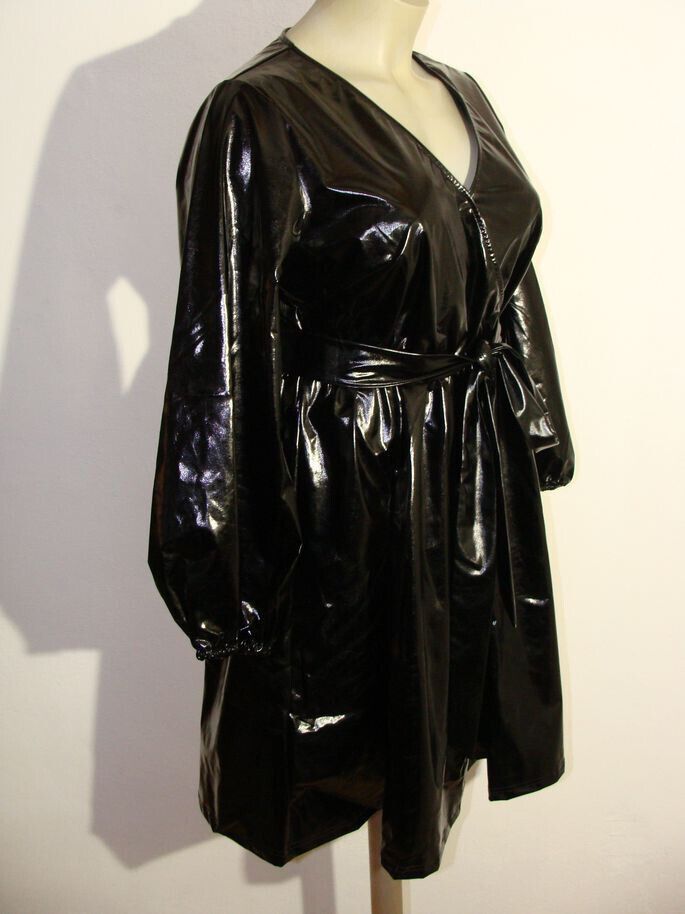 Sexy schwarzes Wetlook Lack Kleid mit Glockenrock Größe 48 / 2XL in Lauingen a.d. Donau
