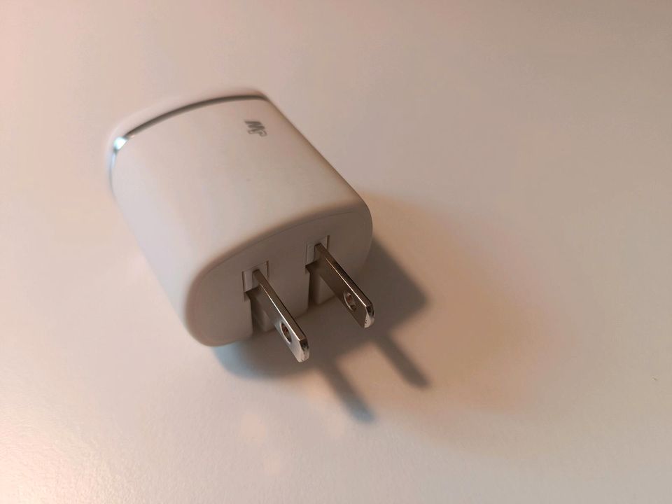 USB USA EU Reise Adapter USB Ladegerät Schnelladegerät Handy in Mainz