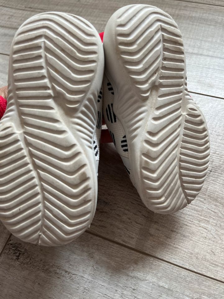 Neuwertige Adidas Schuhe 22 in Amerang