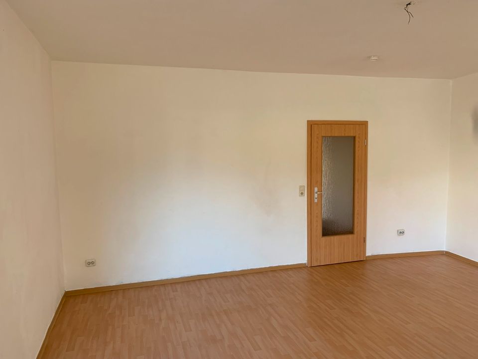 Wohnzimmer mit Eckausblick, großzügige Singlewohnung im Erdgeschoss in Calbe (Saale)
