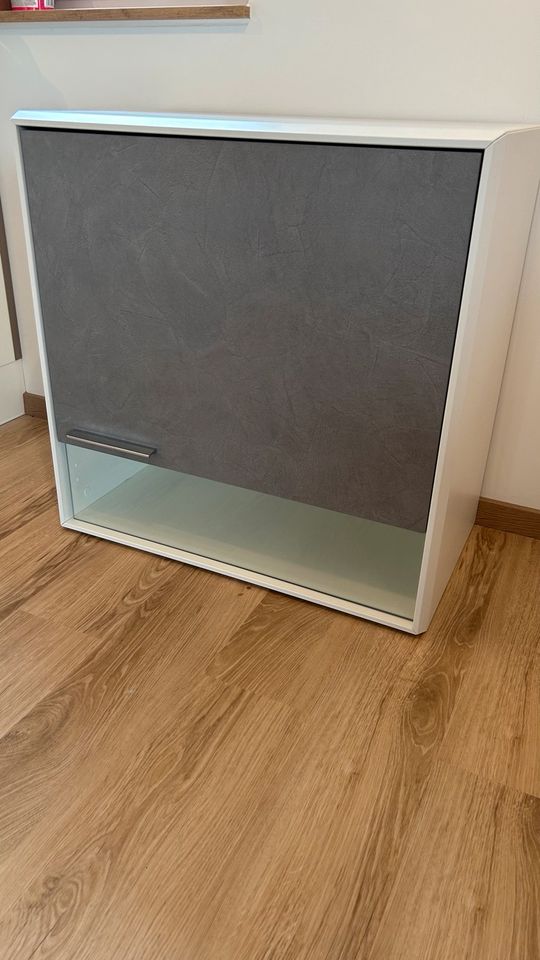 hochwertiger Hängeschrank Höffner Glas und graue Betonoptik Tür in Mühlhausen