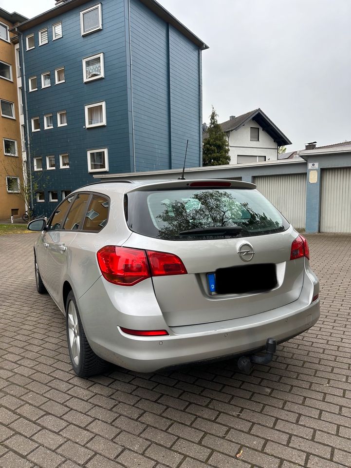 Opel Astra J Sports Tourer Kombi in Hamm