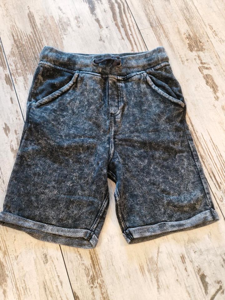 Coole Shorts kurze Hose 128 in Nörten-Hardenberg