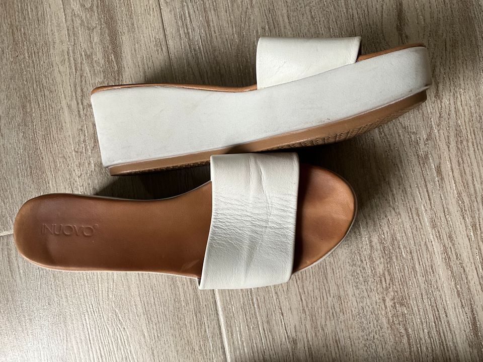 Inuovo Sandalen taupe, silber, weiss Gr.40 pro Paar 20,— in Würselen