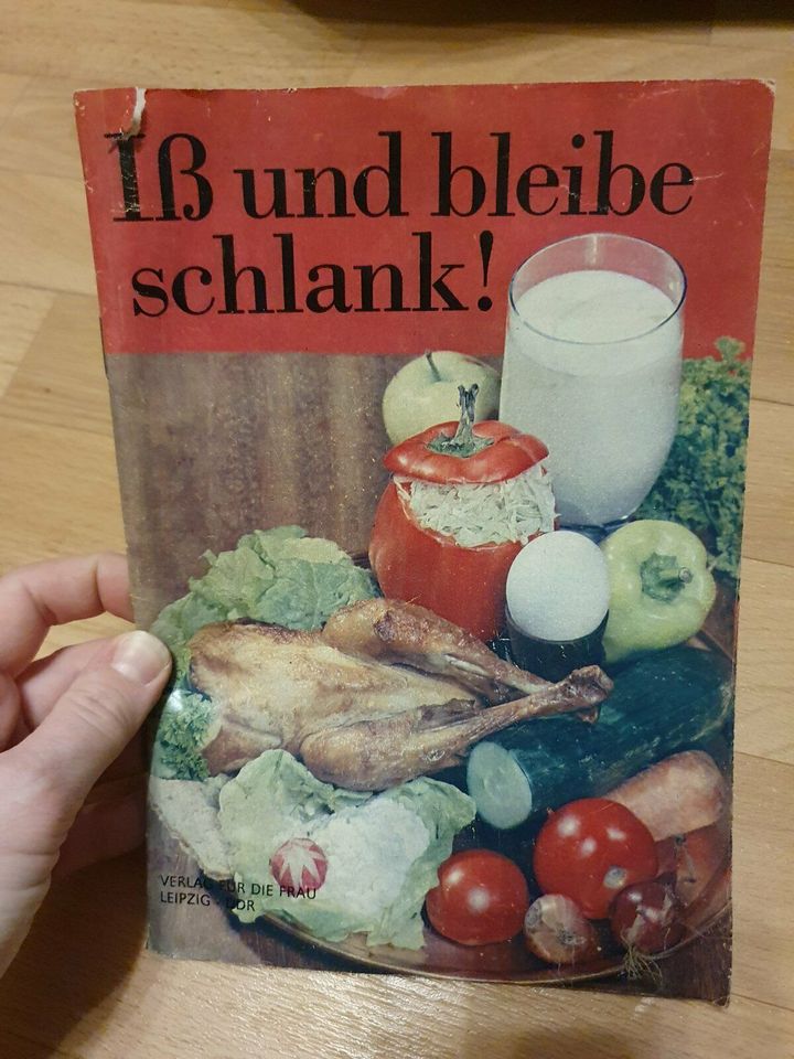 Kochbuch Rezepte Iß und bleibe schlank 1971 in Halle