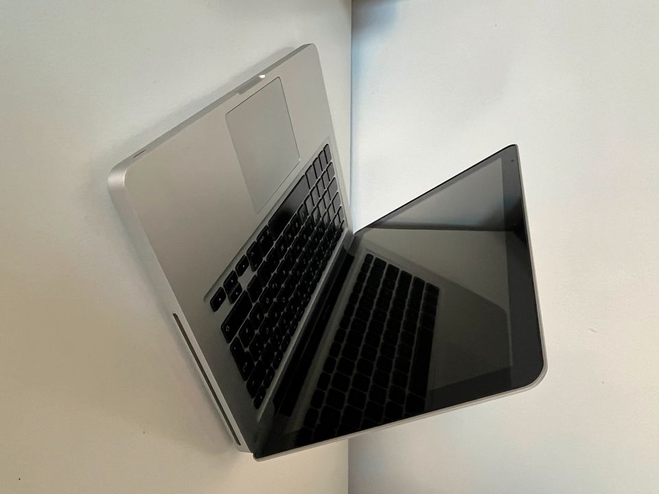 Apple MacBook (13 Zoll, Aluminum, Ende 2008) in Esslingen