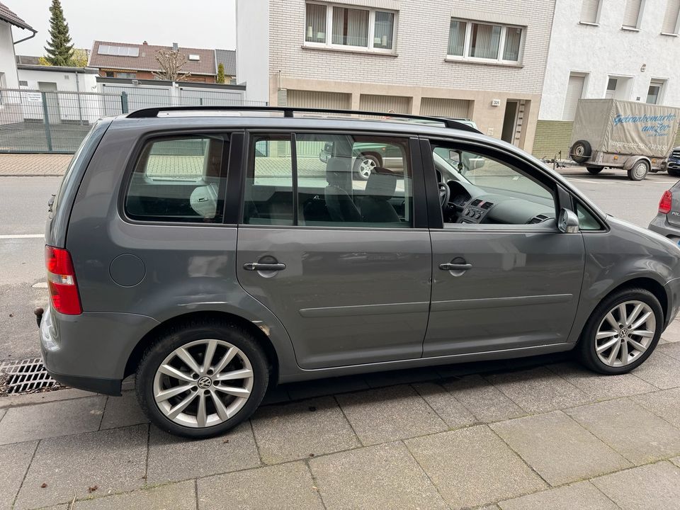 Volkswagen Touran 2 Besitzer viel rein investiert in Bonn