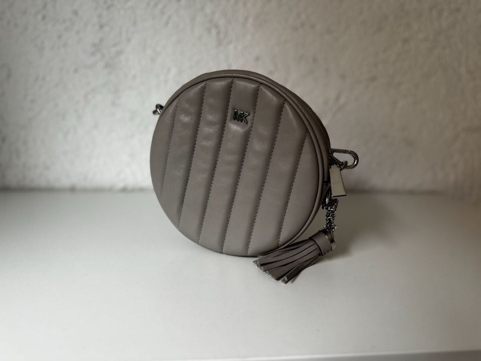 Michael Kors Crossybody-Handtasche rund / Leder / kaum getragen in Großniedesheim