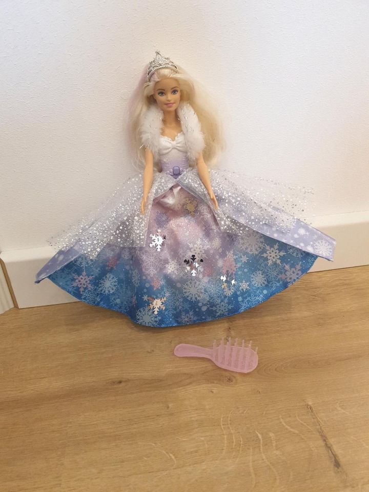 Schneebarbie Barbie in Klappholz