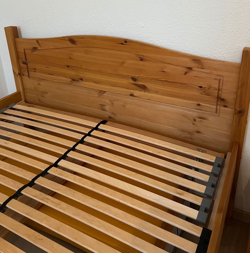 Doppelbett mit Lattenrost, Nachttisch und Kleiderschrank in Berlin