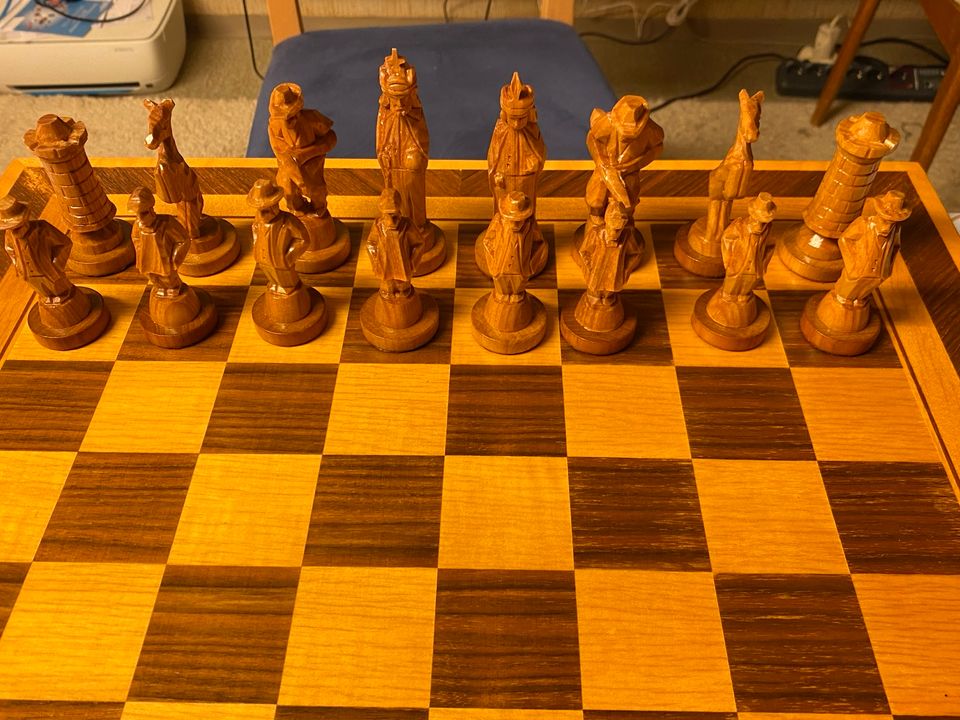 Schachspiel aus Holz, handgeschnitzt in Hofheim am Taunus