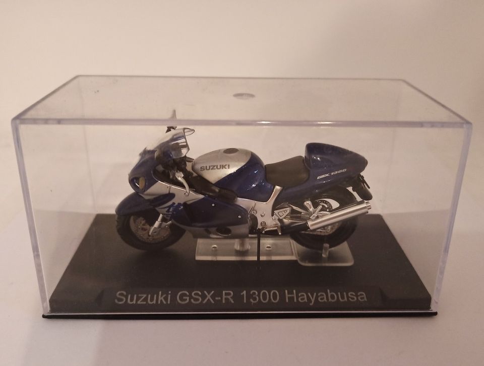 Suzuki GSX-R 1300 Hayabusa Modell Maßstab 1:24 IXO gebraucht in Dautphetal