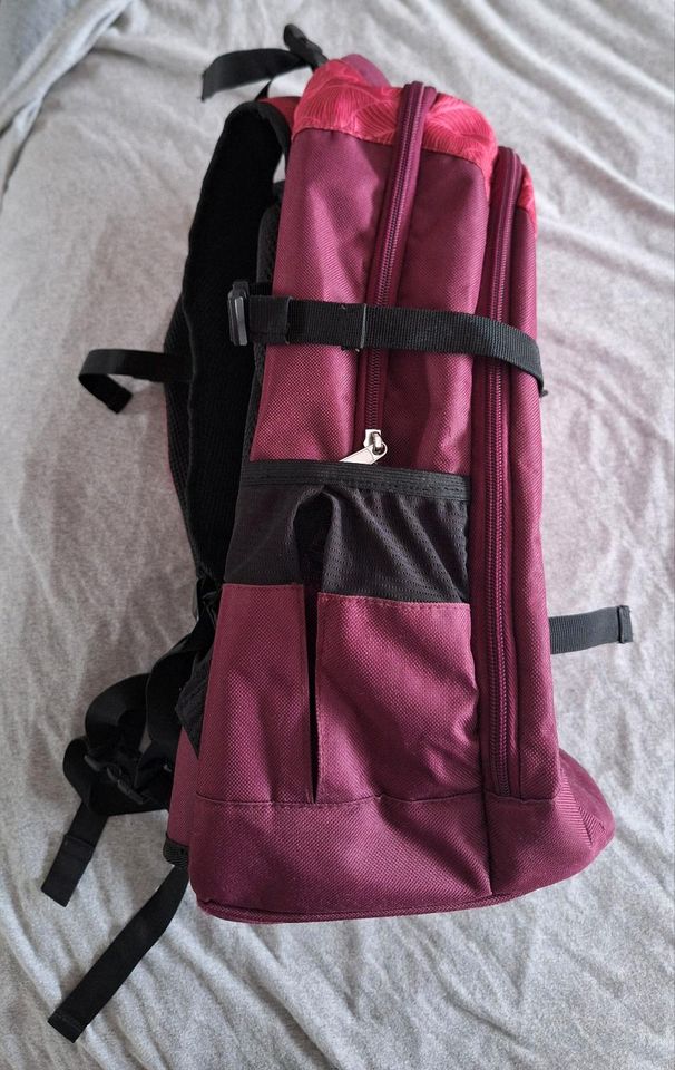 Schulrucksack mit vielen Details, neu in Kerpen