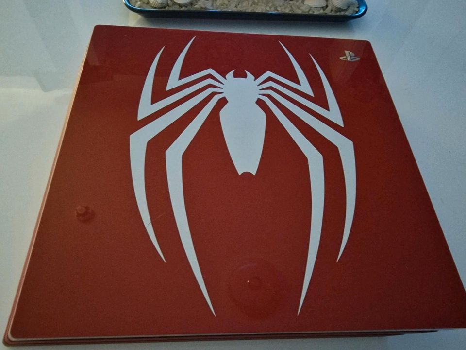 Playstation 4 Pro Spider Man Limited Edition 1Tb plus Controller in Lübeck