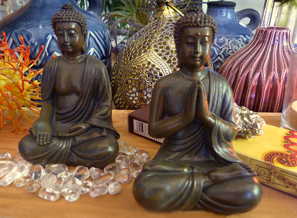 Yoga Altar mit Trommelsteinen Pyritstufe Buddha Räucherstäbchen in Langenfeld