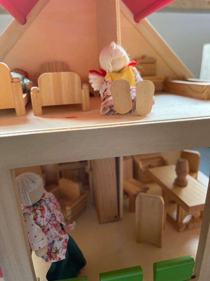 Kleines Puppenhaus mit Möbeln in Regenstauf