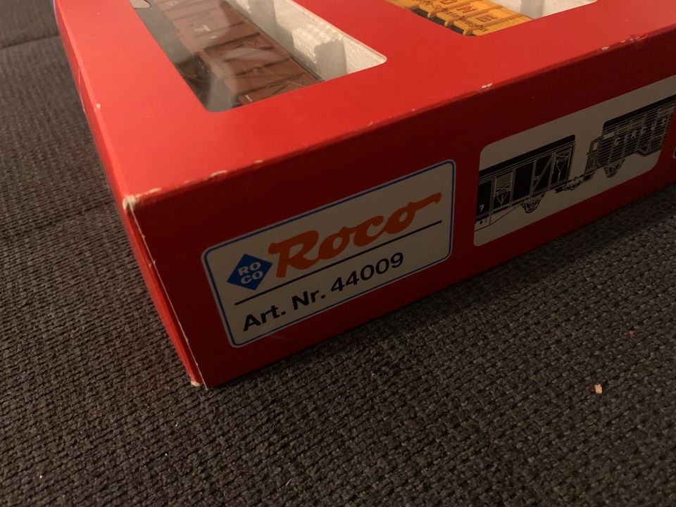 Roco H0 44008 und 44009 Zirkus Kronewagen Set in Laufen