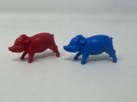 2 Stück Deko Schweine - blau / rot - ca. 2,5 cm hoch Bayern - Harsdorf Vorschau