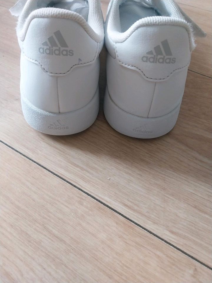 Adidas Sneaker weiß 35 in Grevenbroich