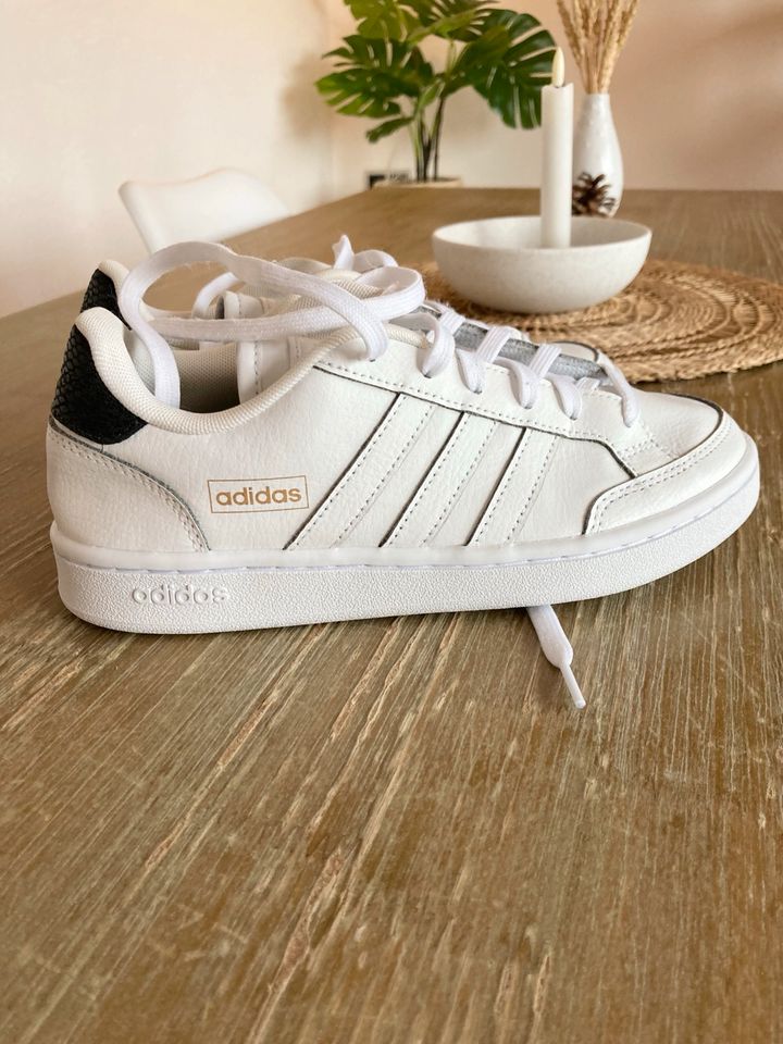 Adidas Schuhe Grand Court SE Gr. 37 1/3 wie neu in Wipperfürth