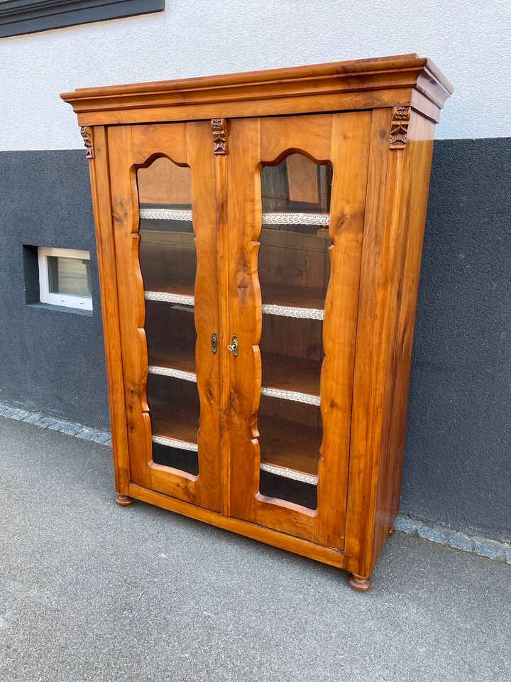 Biedermeier Vitrine Kirschbaum massiv in Gomadingen