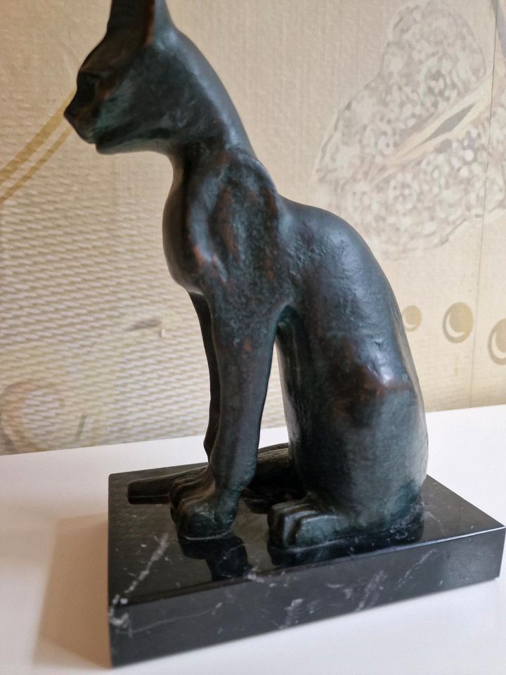 Bronze Katze Figur mit Marmorsockel in Itzehoe
