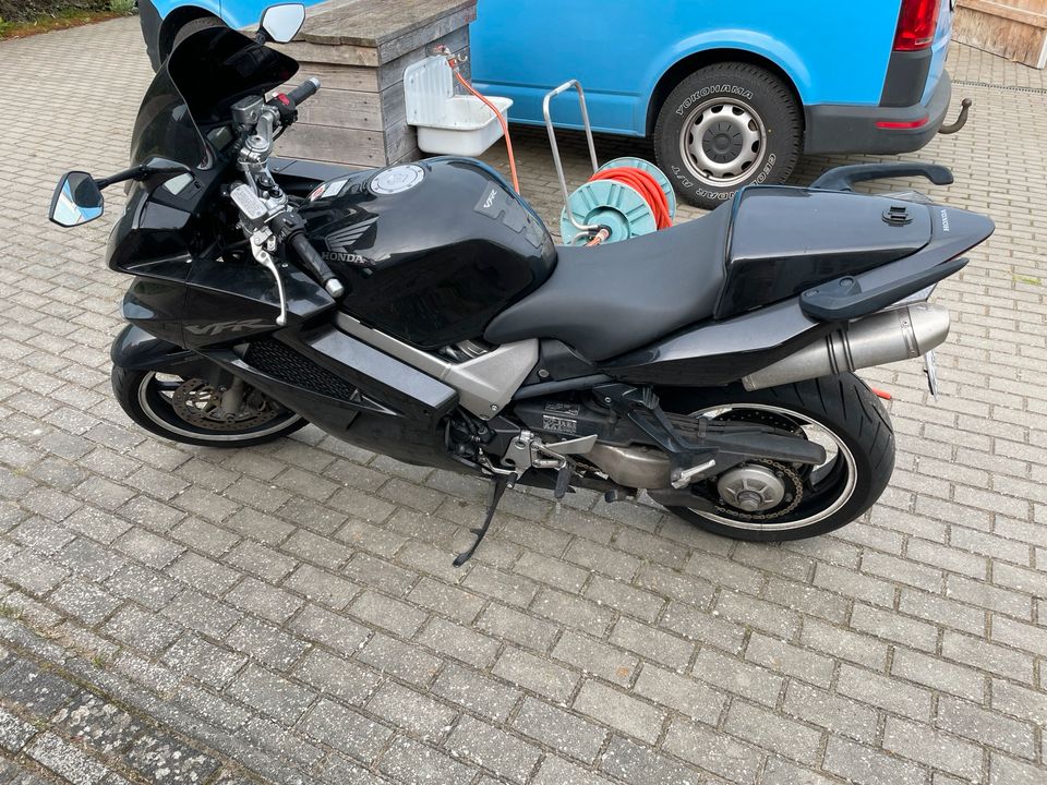 Honda VFR 800 in Velgast