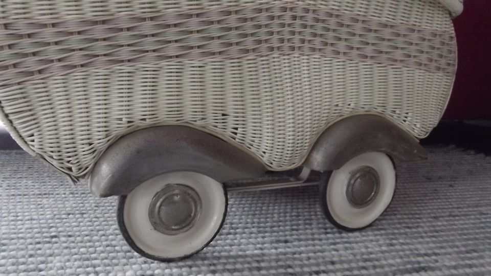 Alter Korb Puppenwagen aus den 60er Jahren in Eggenstein-Leopoldshafen