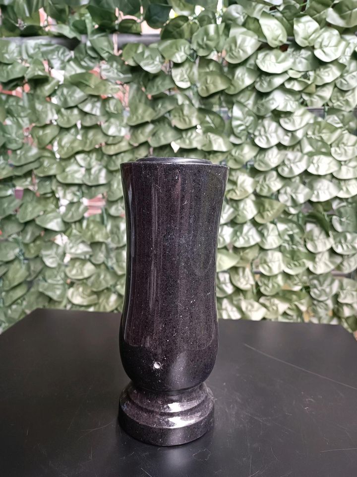 Grablaterne mit Vase, Set aus Granit Schwede Black in Dorsten