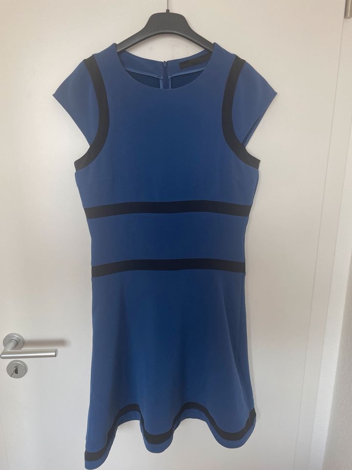 Blaues elegantes Kleid in 36 von Karl Lagerfeld in Stuttgart