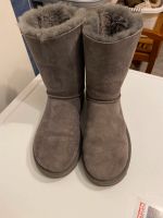 UGG Stiefel mit höherem Schaft Saarland - Schwalbach Vorschau