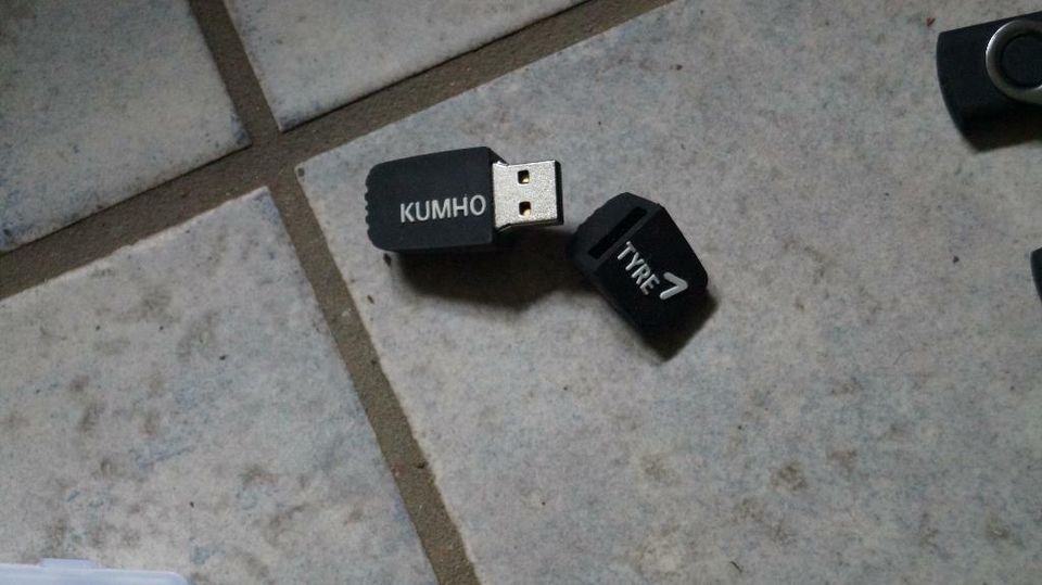 USB Stick KUMHO TYRE 8GB USB Stick im gummierten Reifenhalbkreis in Bergisch Gladbach