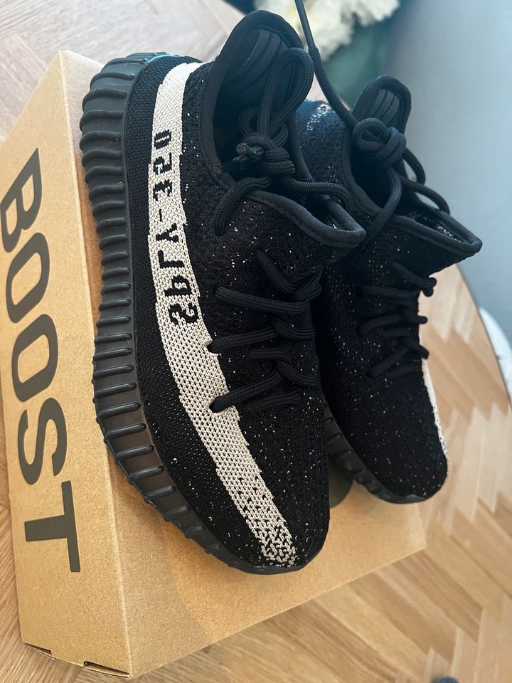 Adidas YEEZY YZY Boost 350 v2 oreo US 4.5 4 1/2 EU 36 2/3 in Mainz