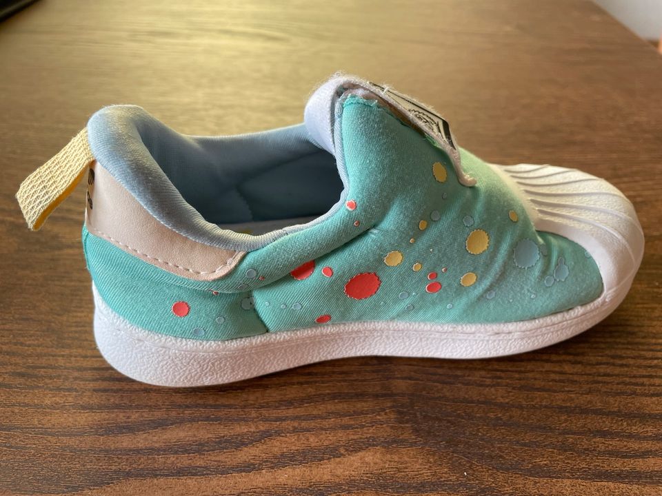 Adidas Kinderschuhe 26 in Bornheim