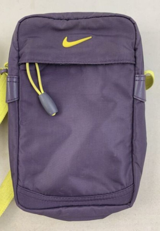 Nike Sami Kleine Schultertasche Tasche Umhängetasche Lila Small I in Gangelt