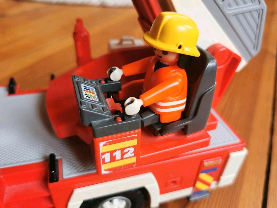 Playmobil Feuerwehr Drehleiter Licht-Sirene in Berlin