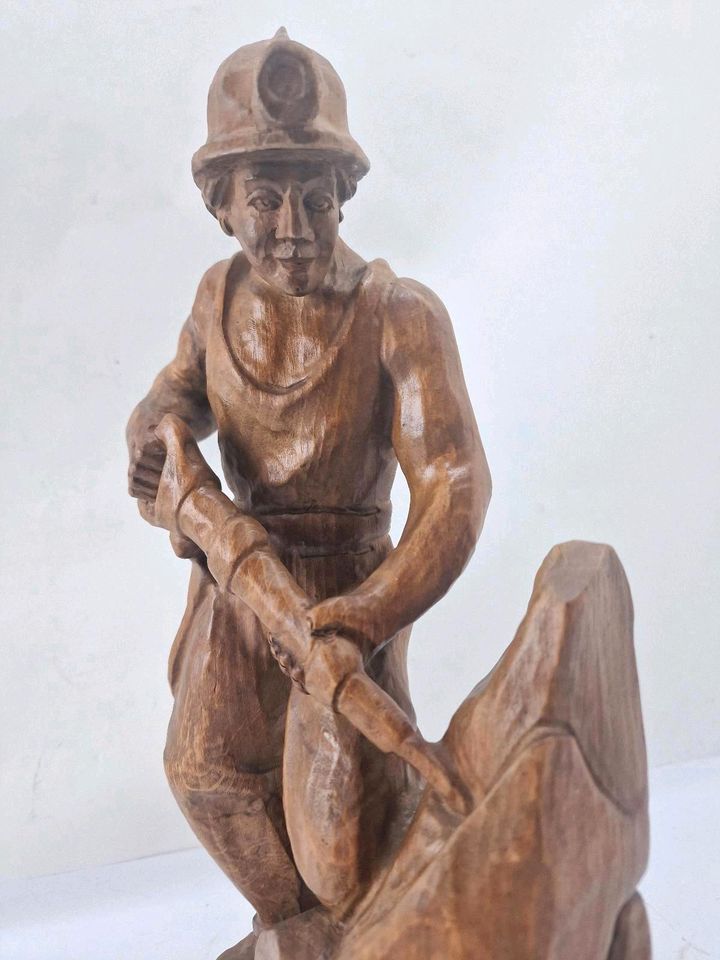 Holzstatue Bergmann mit Pickhammer an der Kohle in Heusweiler